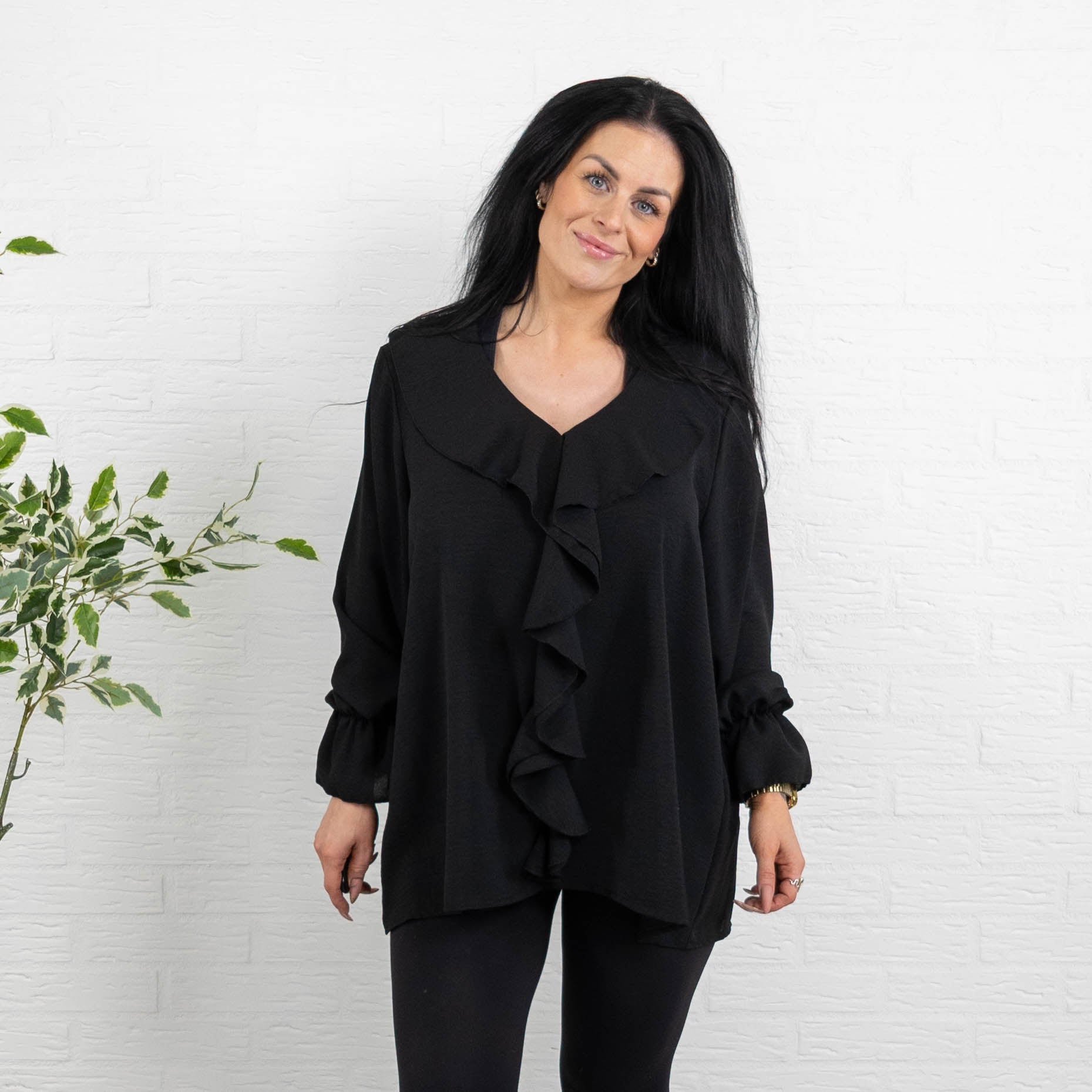 Charlise overdel, Sort