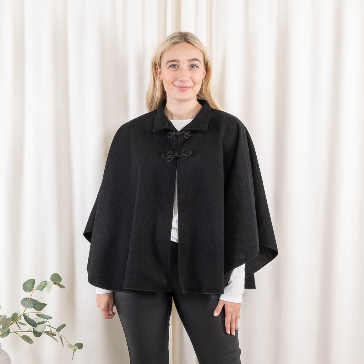 Madison poncho, Sort