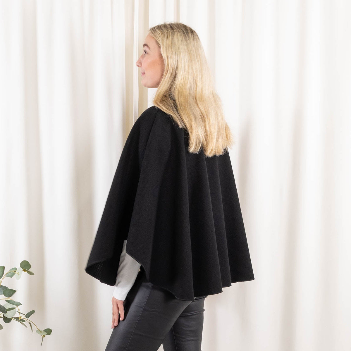 Madison poncho, Sort