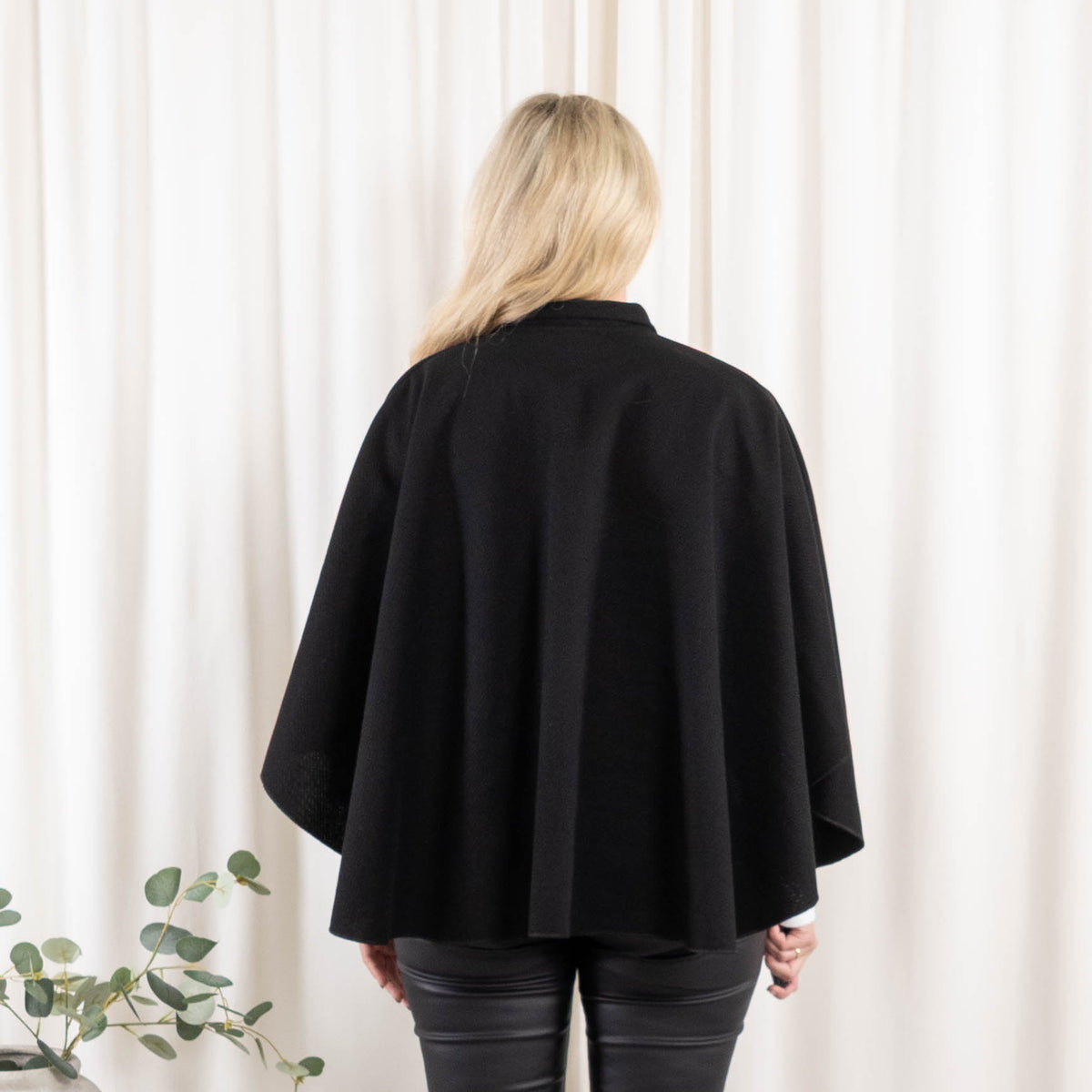 Madison poncho, Sort