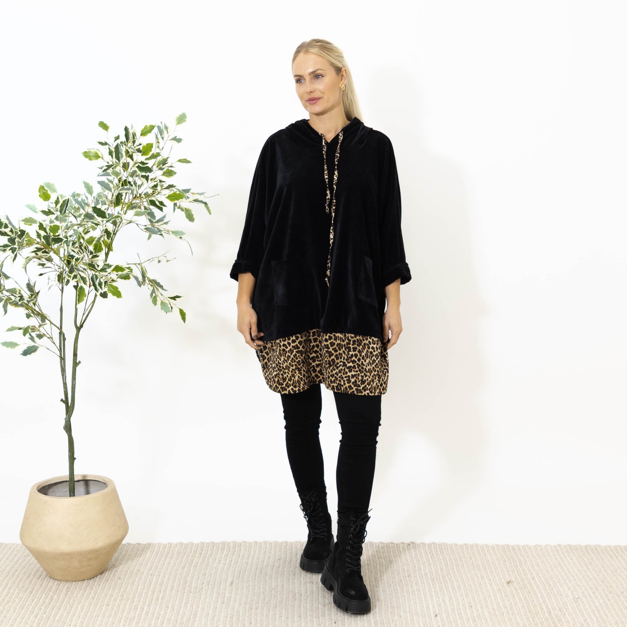 Tara leo hoodie, Sort