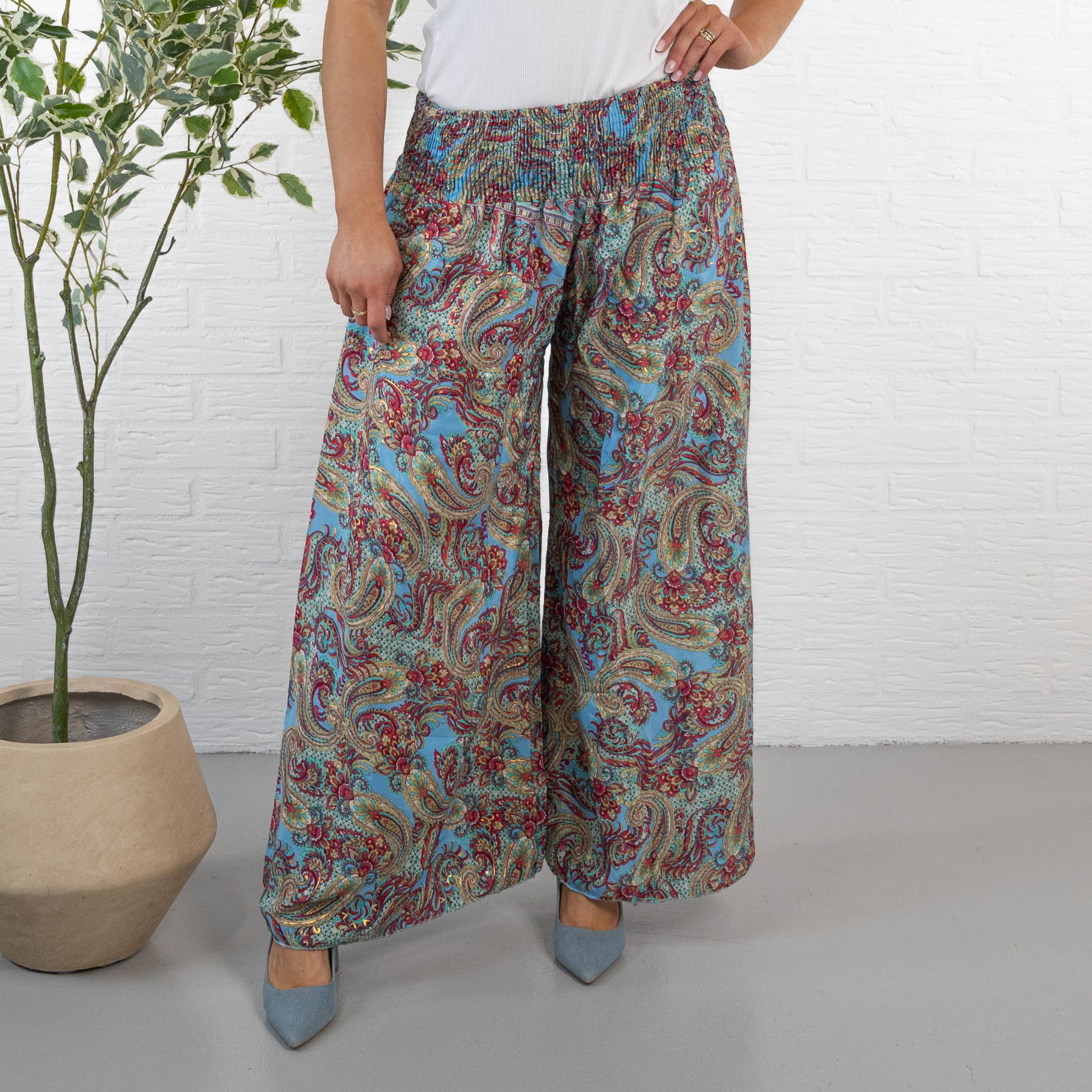 Julia bukser, Turkis