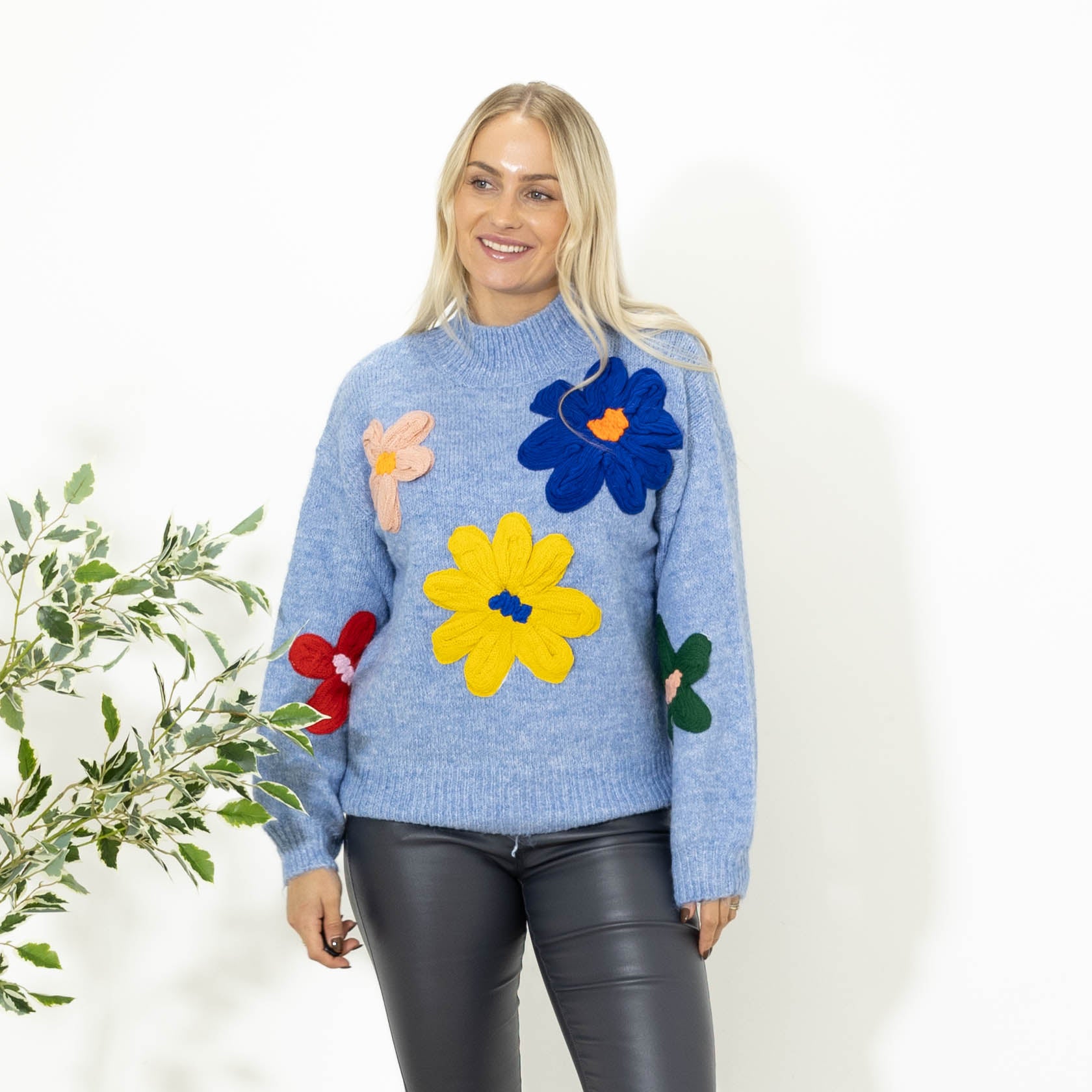 Angela strik m. blomster, Lyseblå
