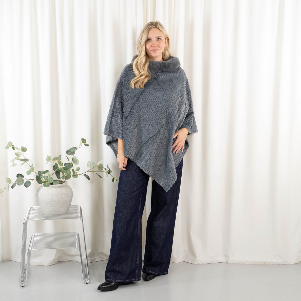 Natasha poncho, Lysegrå
