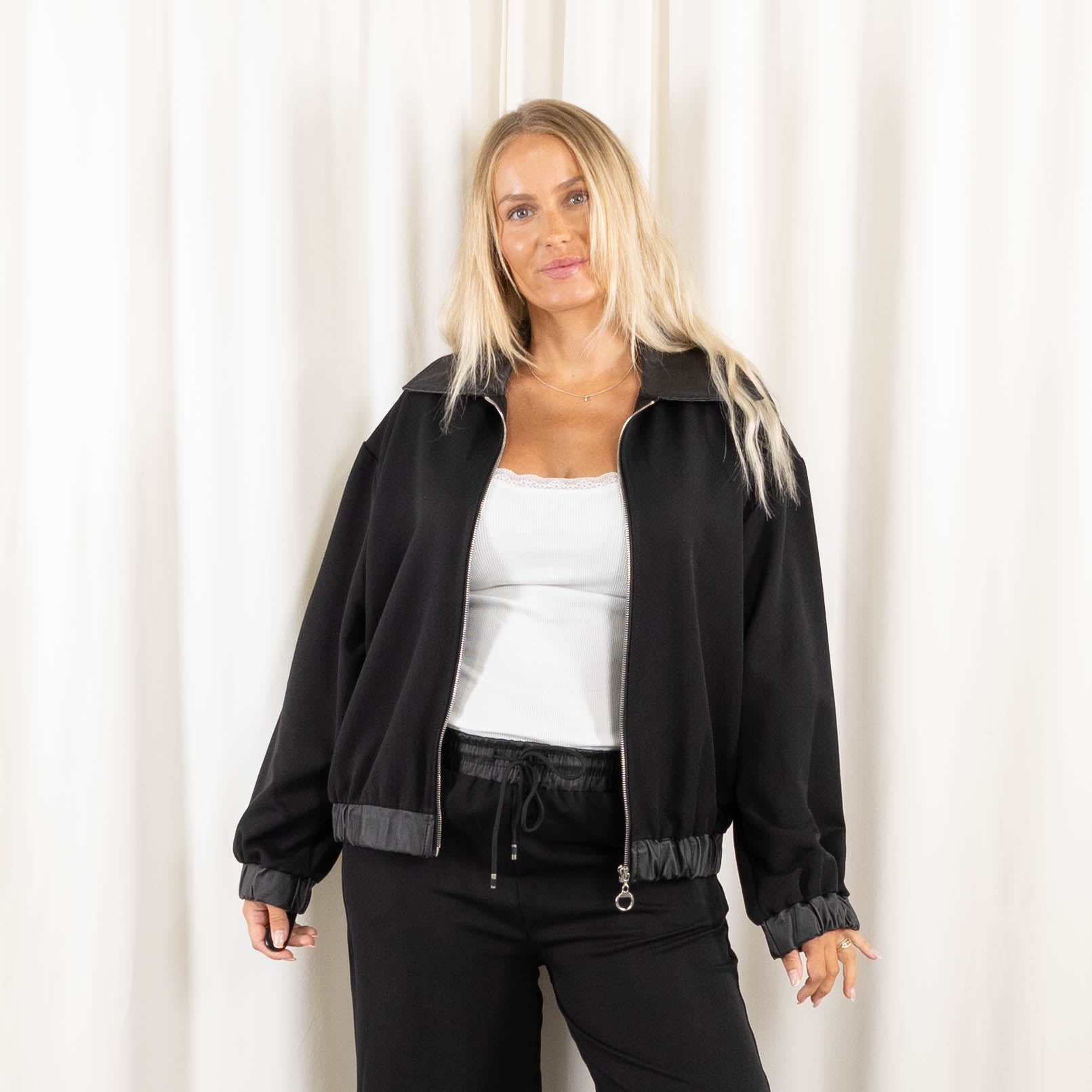 Bibi jakke, Sort