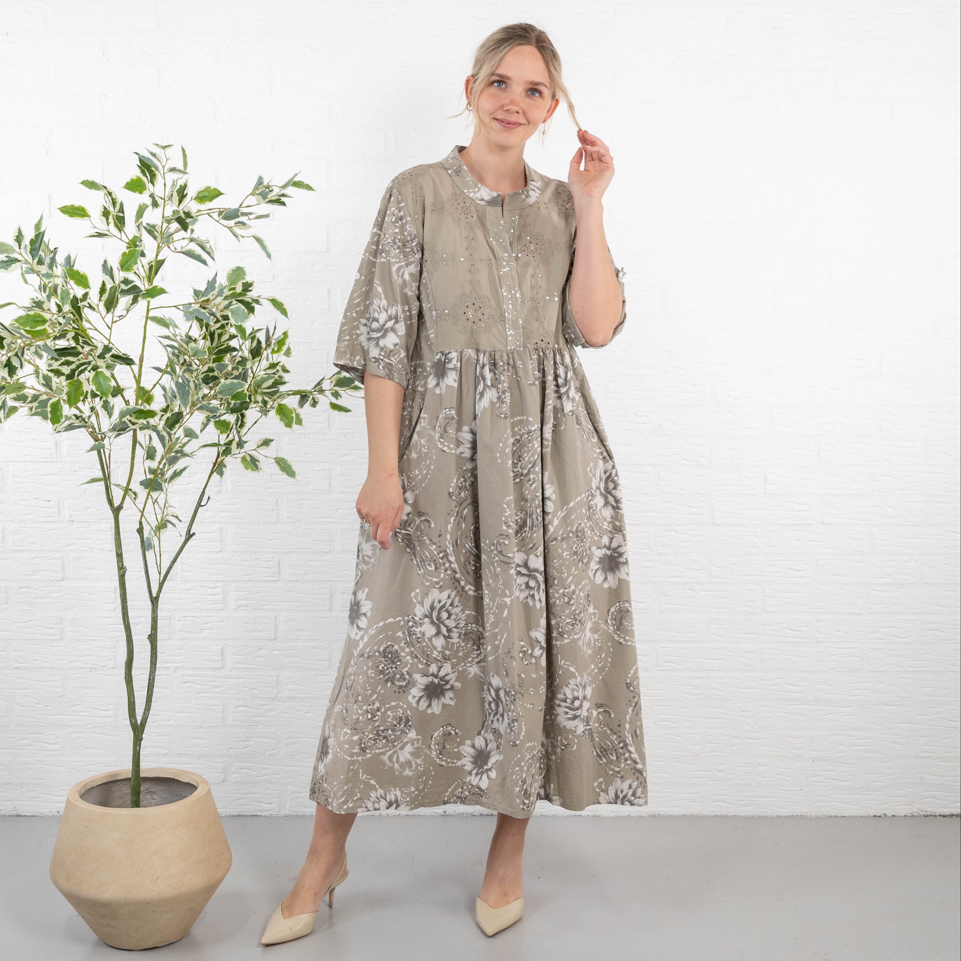 Shakira kjole, Taupe