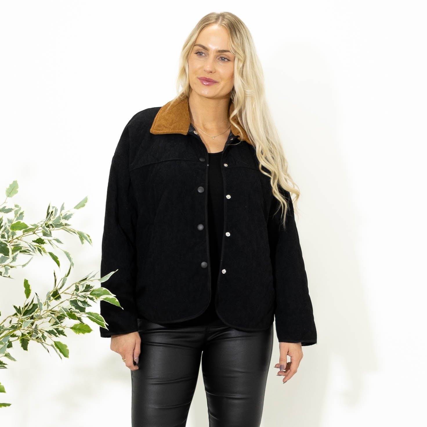 Tyra fløjlsjakke, Sort