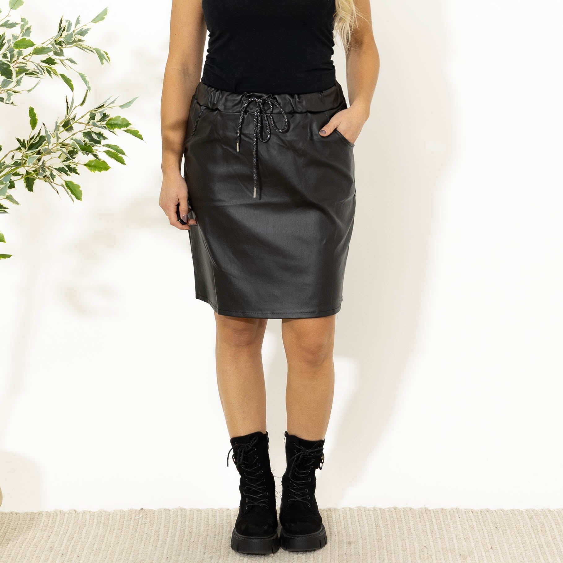 Mona wetlook nederdel, Sort