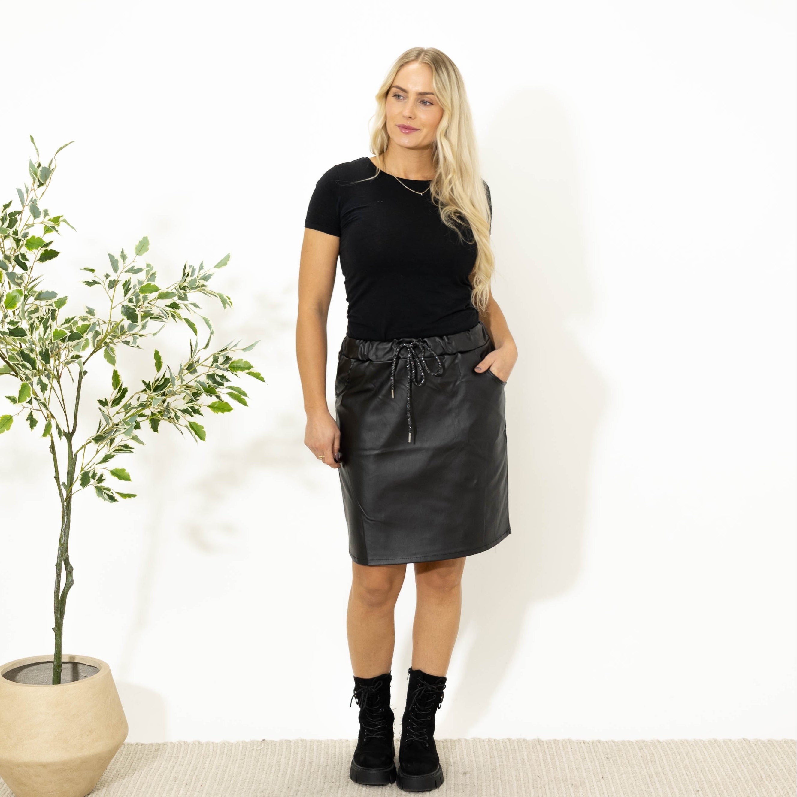 Mona wetlook nederdel, Sort