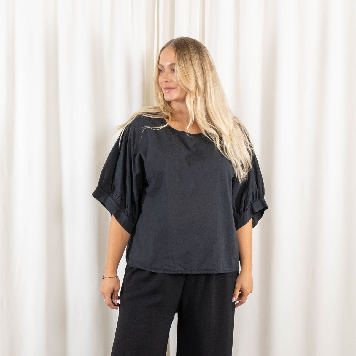 Gina overdel, Sort