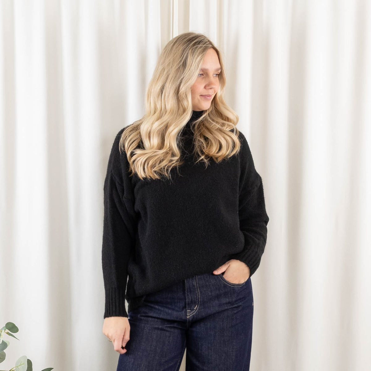 Camilla strik, Sort