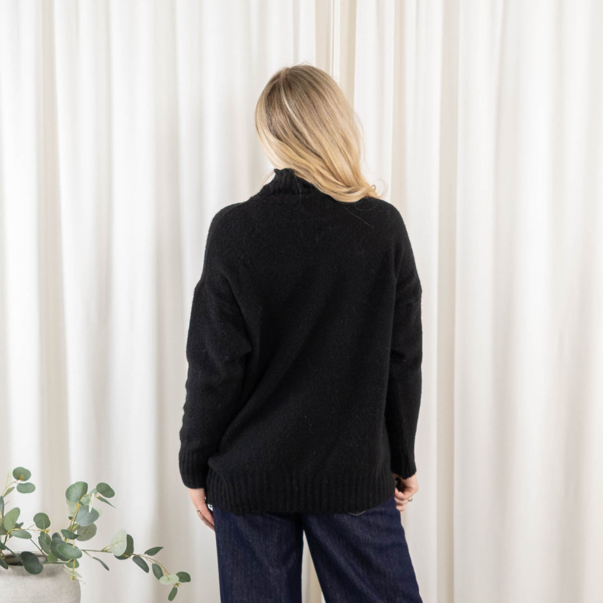 Camilla strik, Sort