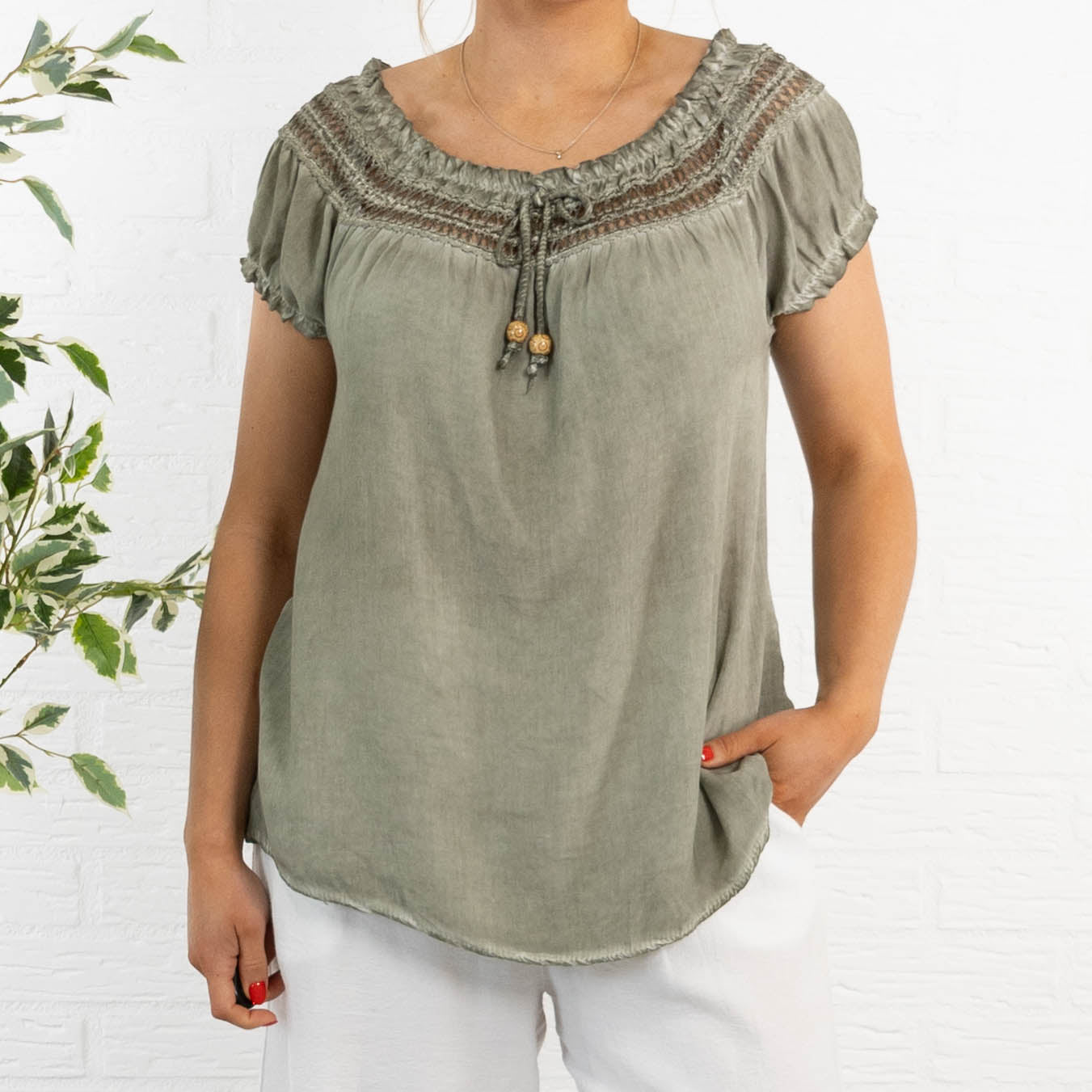Lillian overdel, Khaki