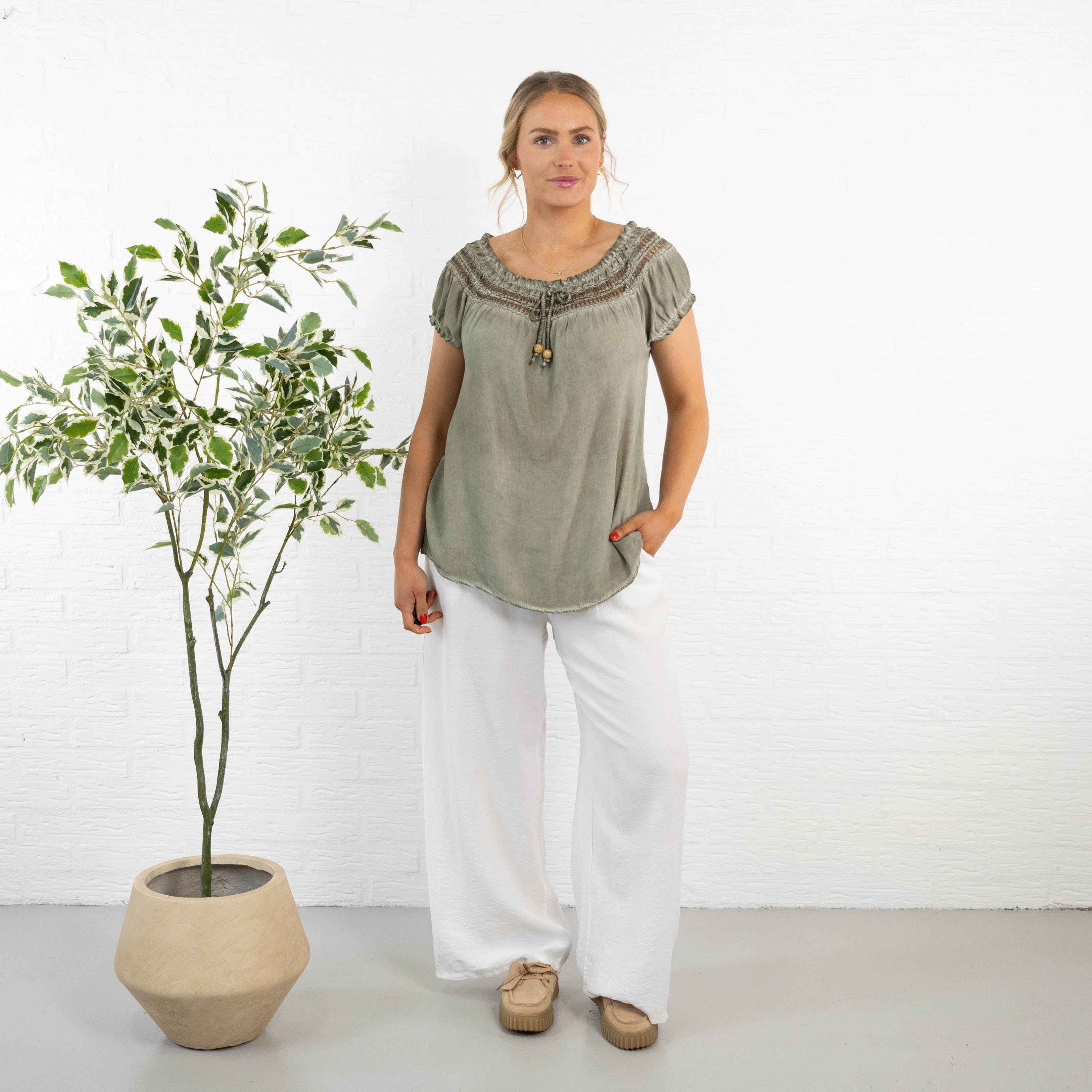 Lillian overdel, Khaki