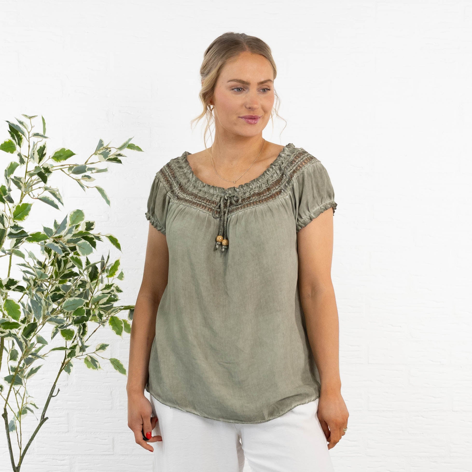 Lillian overdel, Khaki