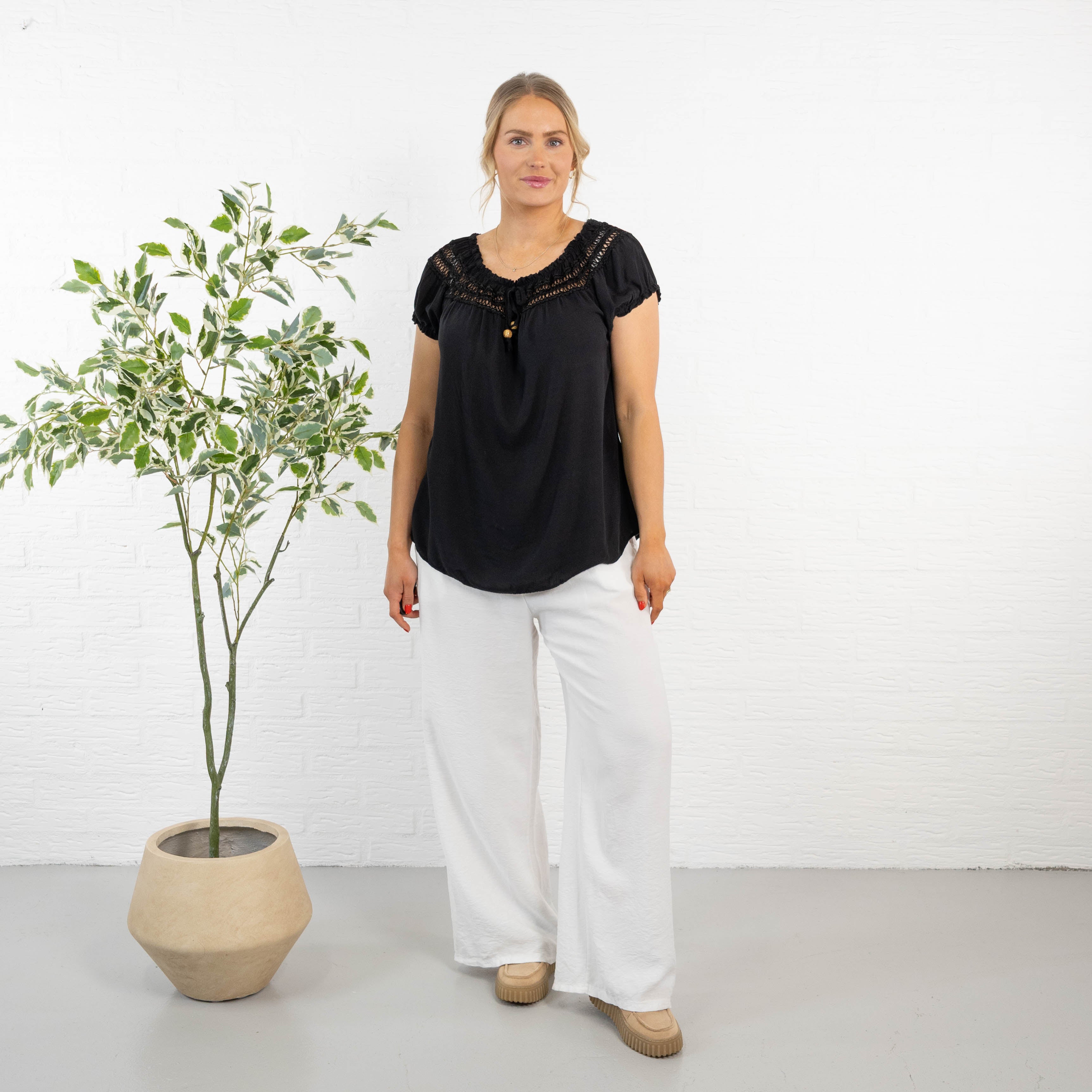 Lillian overdel, Sort