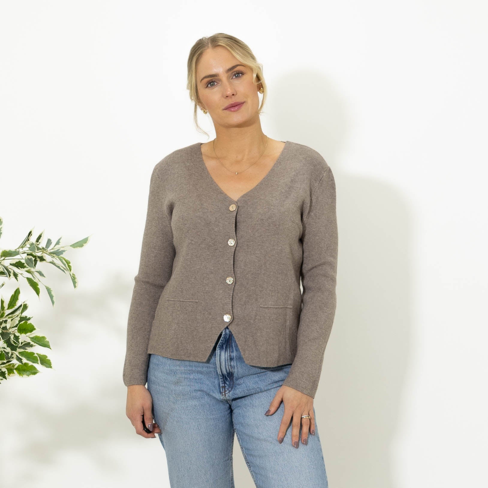 Sonja strik m. guldknapper, Taupe