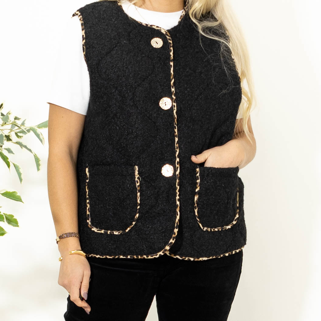 Lizzy strikvest, Sort