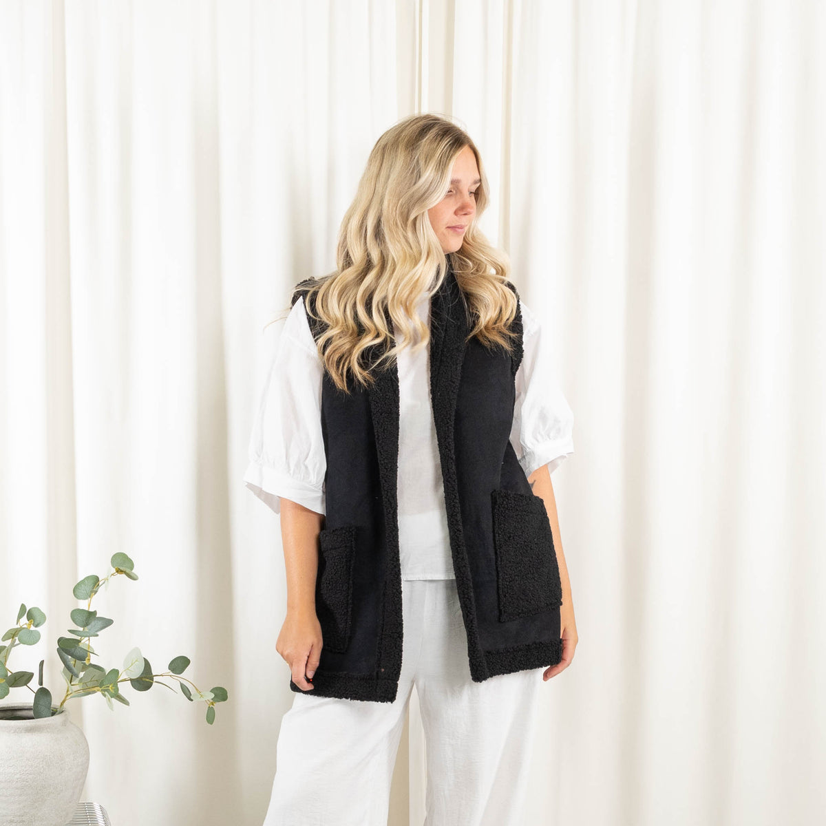 Eden vest, Sort