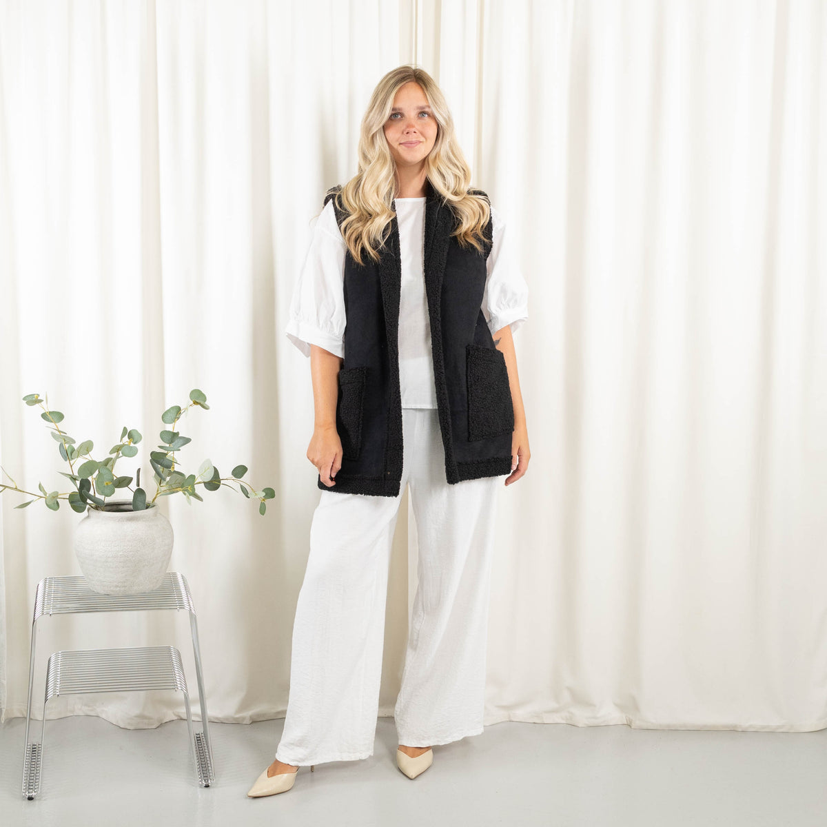 Eden vest, Sort