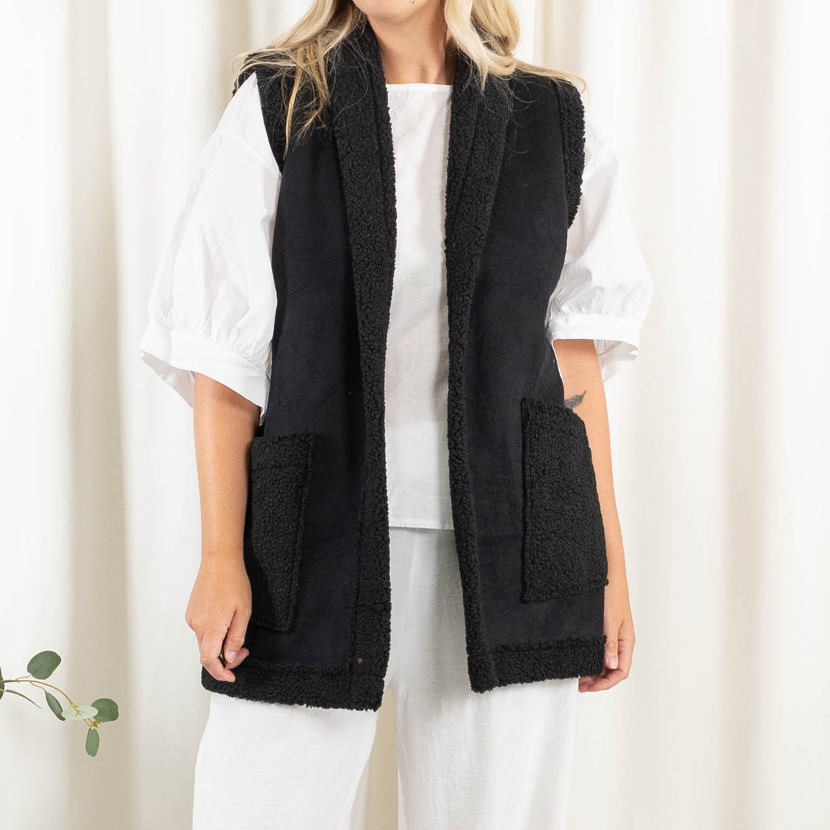 Eden vest, Sort