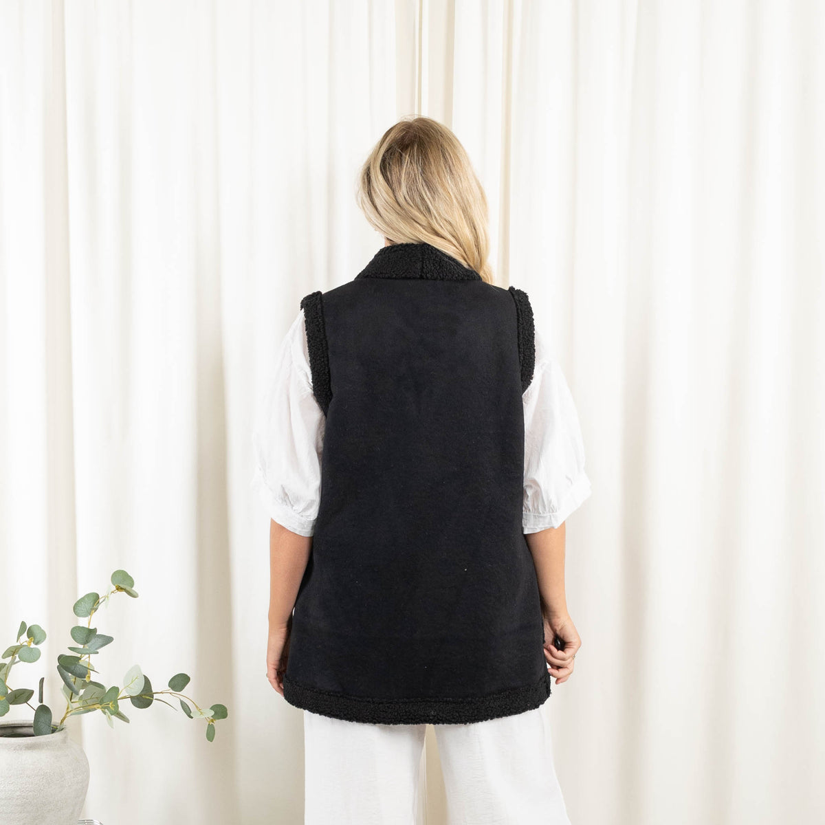 Eden vest, Sort