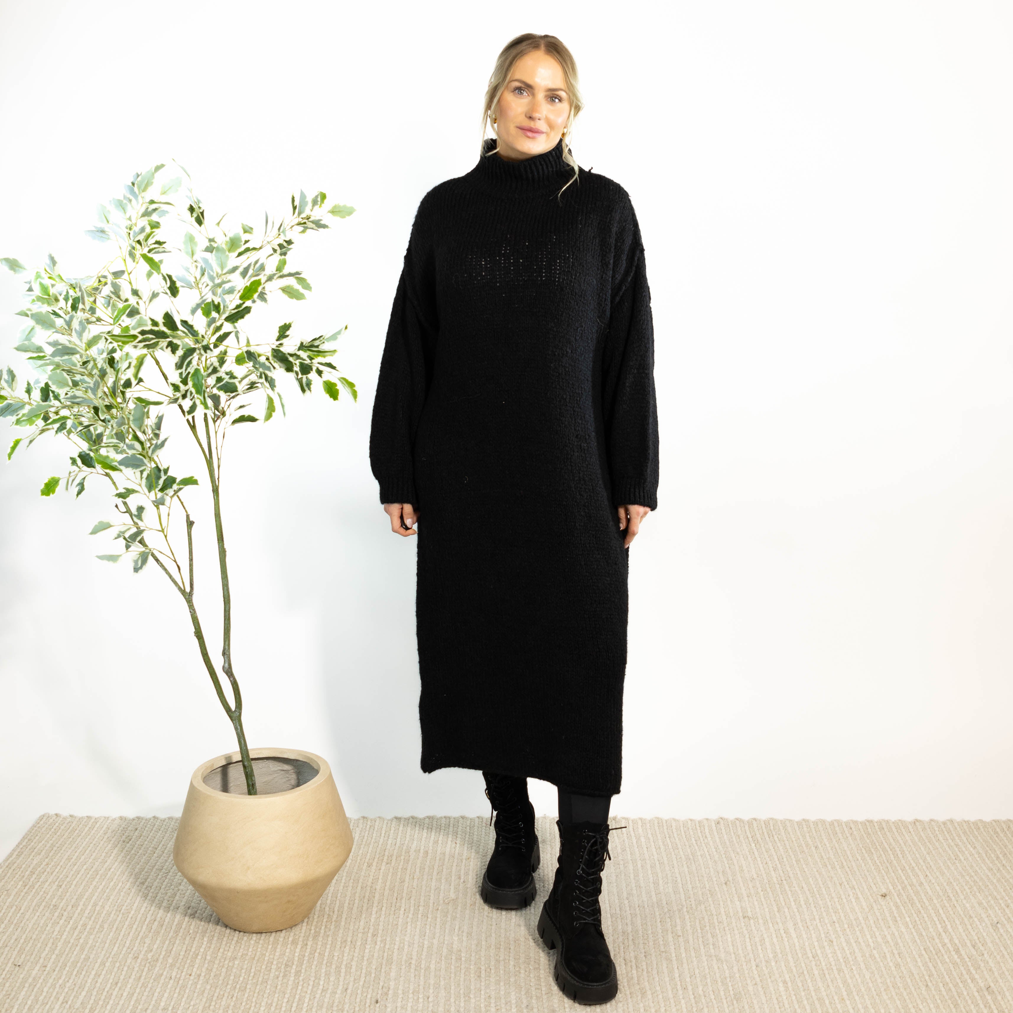 Gry strikkjole, Sort