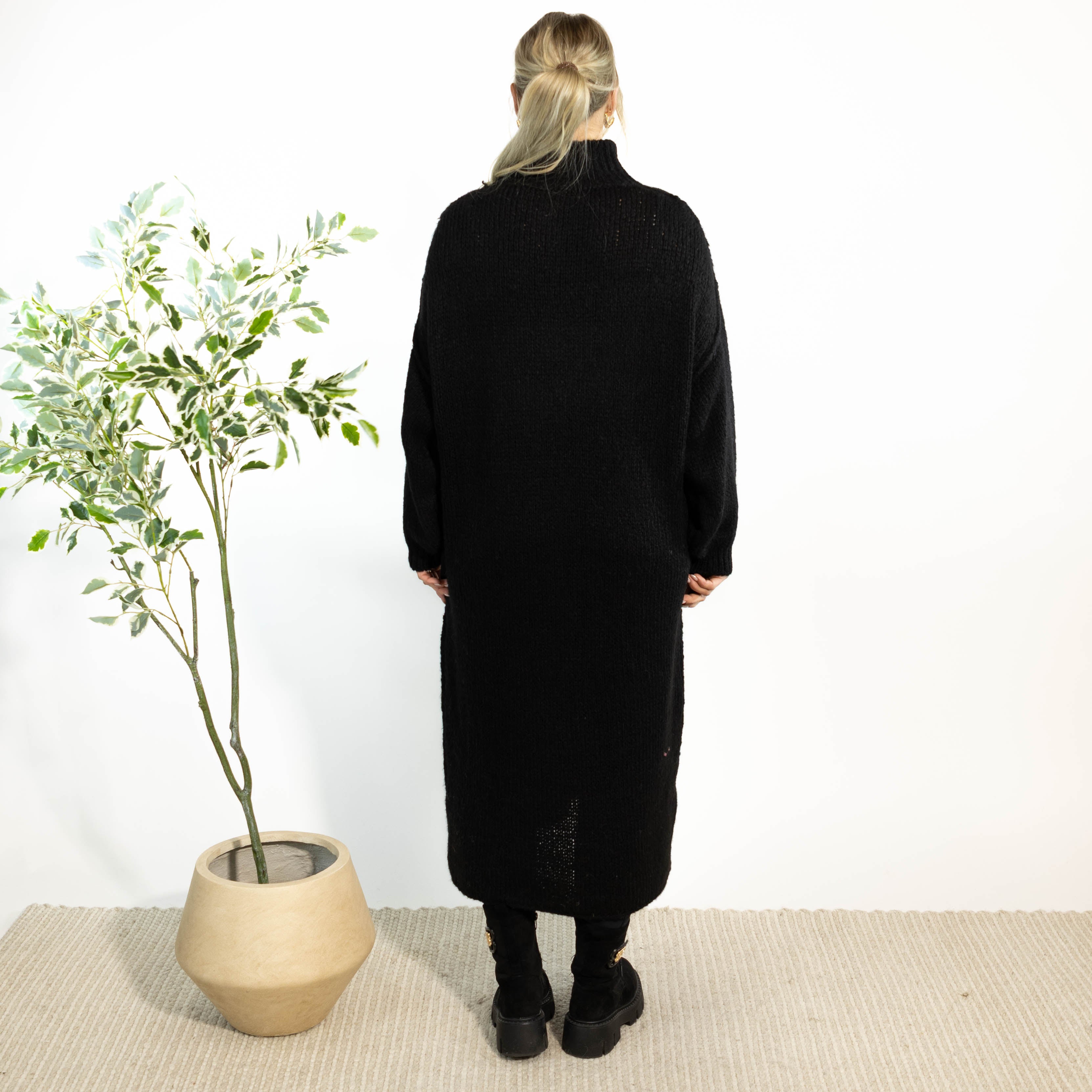 Gry strikkjole, Sort