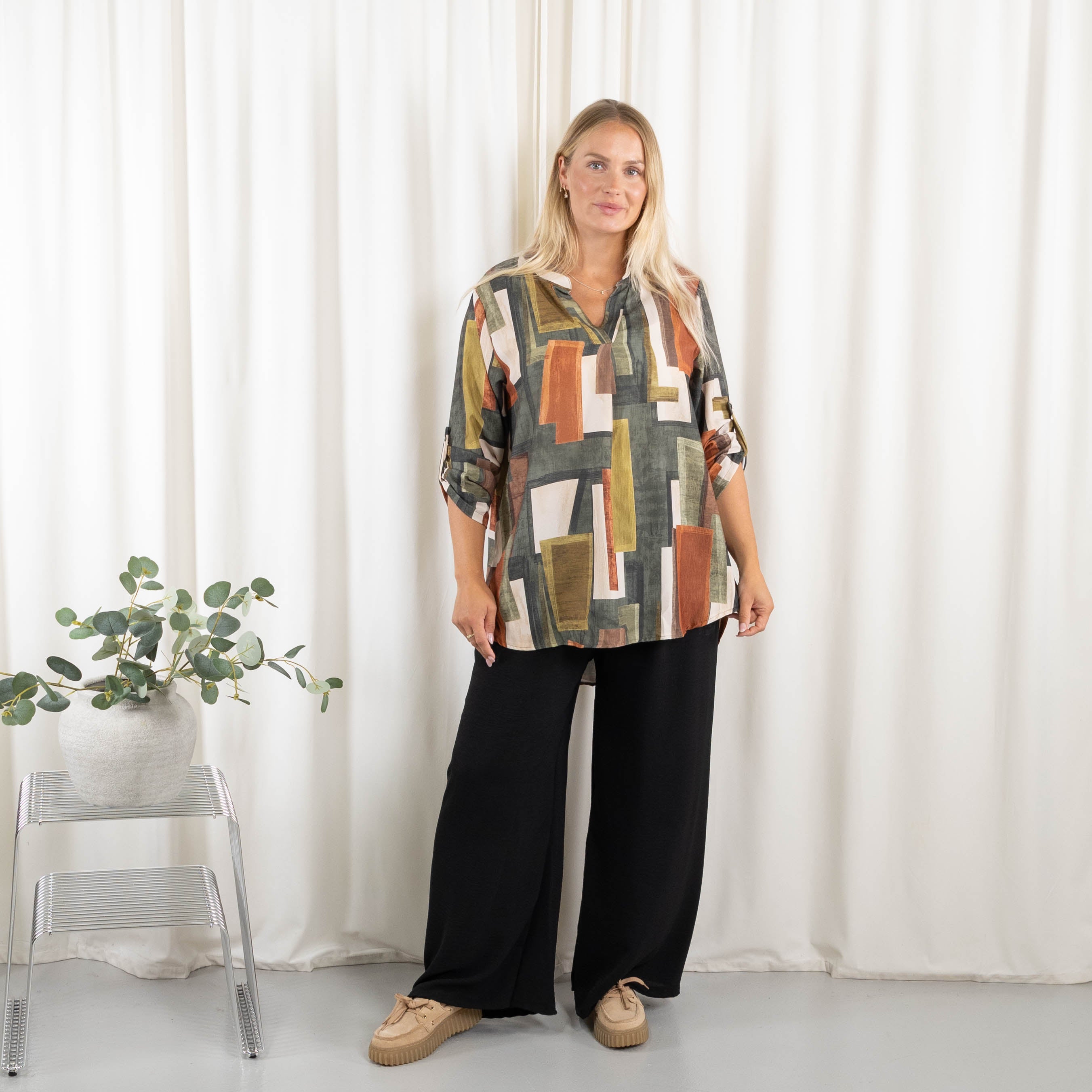 Sine overdel, Khaki