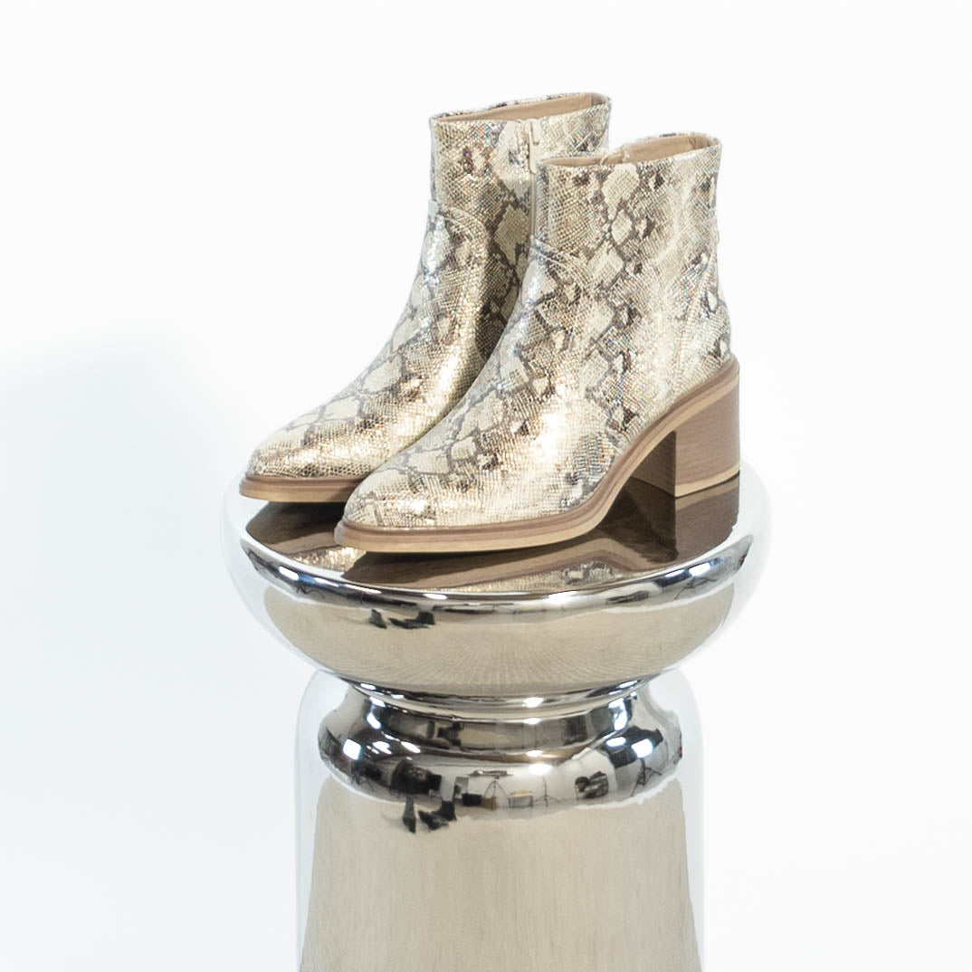 Dagmar slangeskinds støvle, Guld