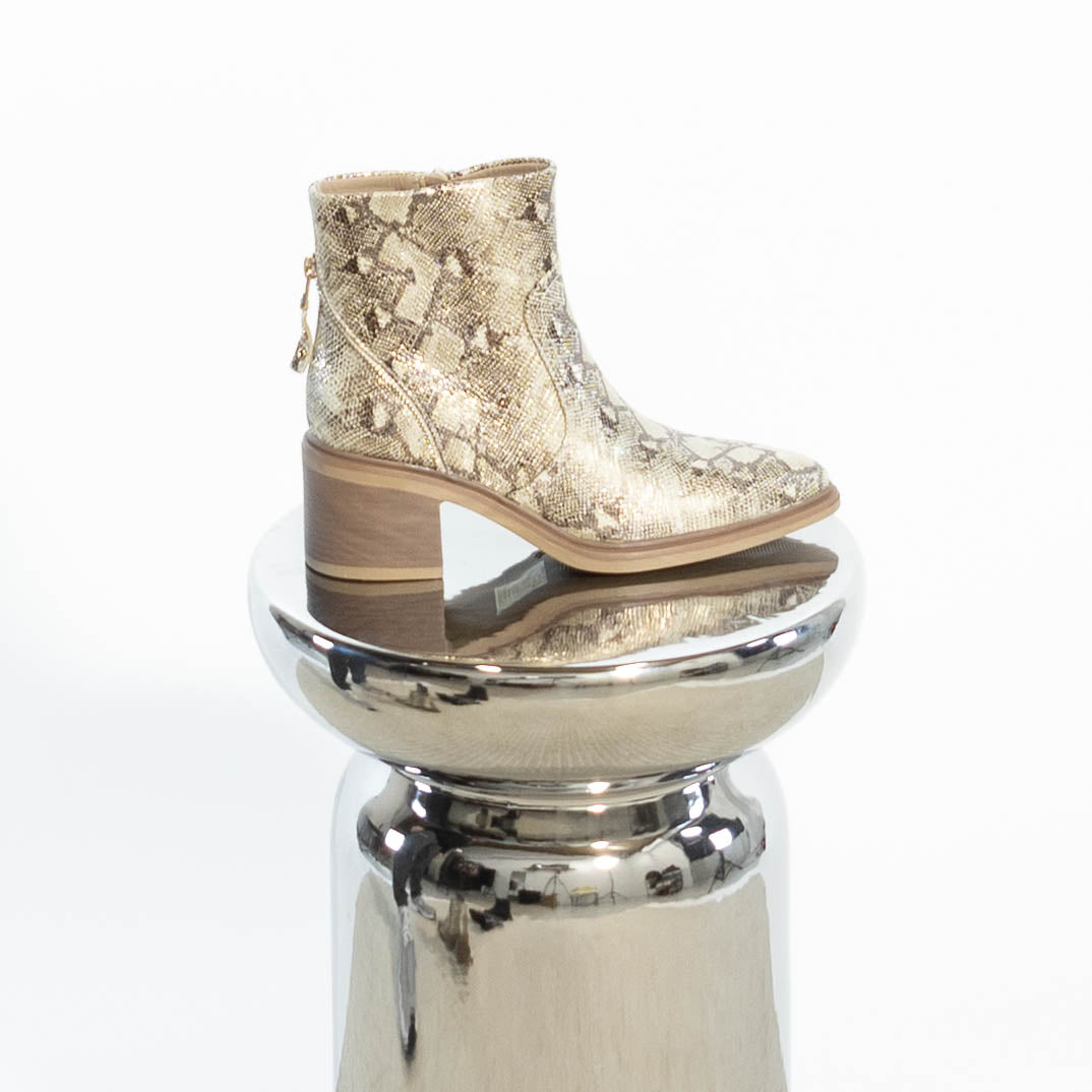 Dagmar slangeskinds støvle, Guld