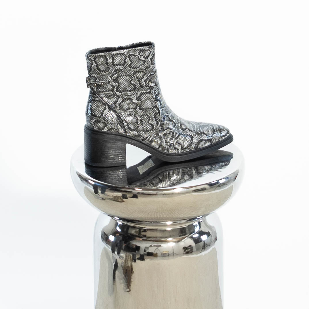 Dagmar slangeskinds støvle, Grå