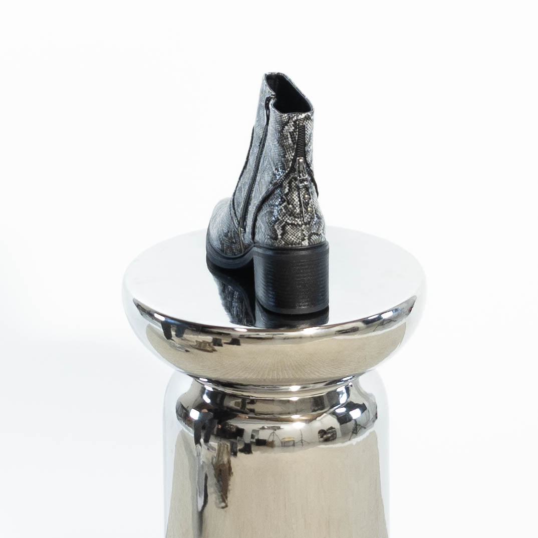 Dagmar slangeskinds støvle, Grå