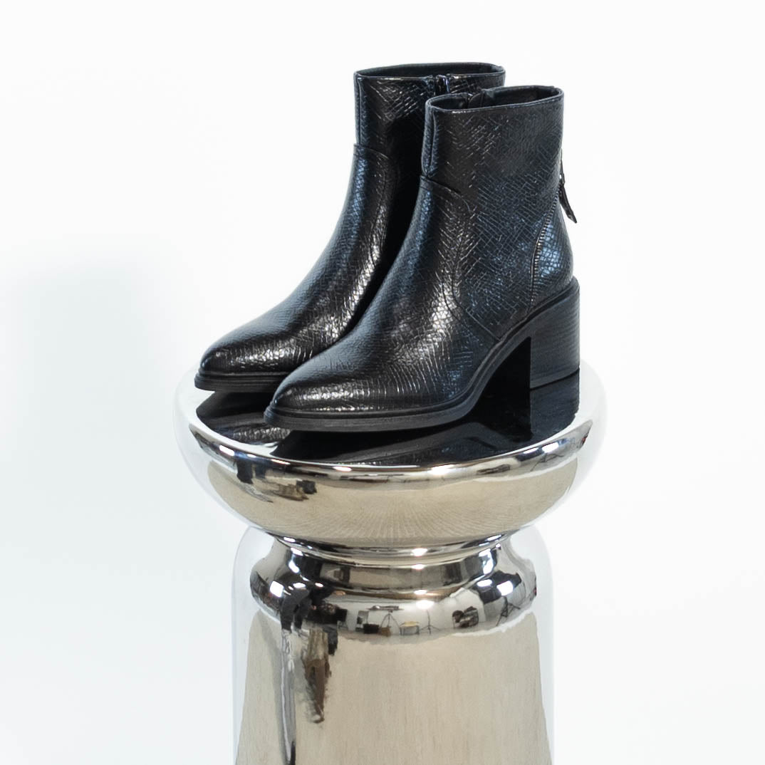 Dagmar slangeskinds støvle, Sort