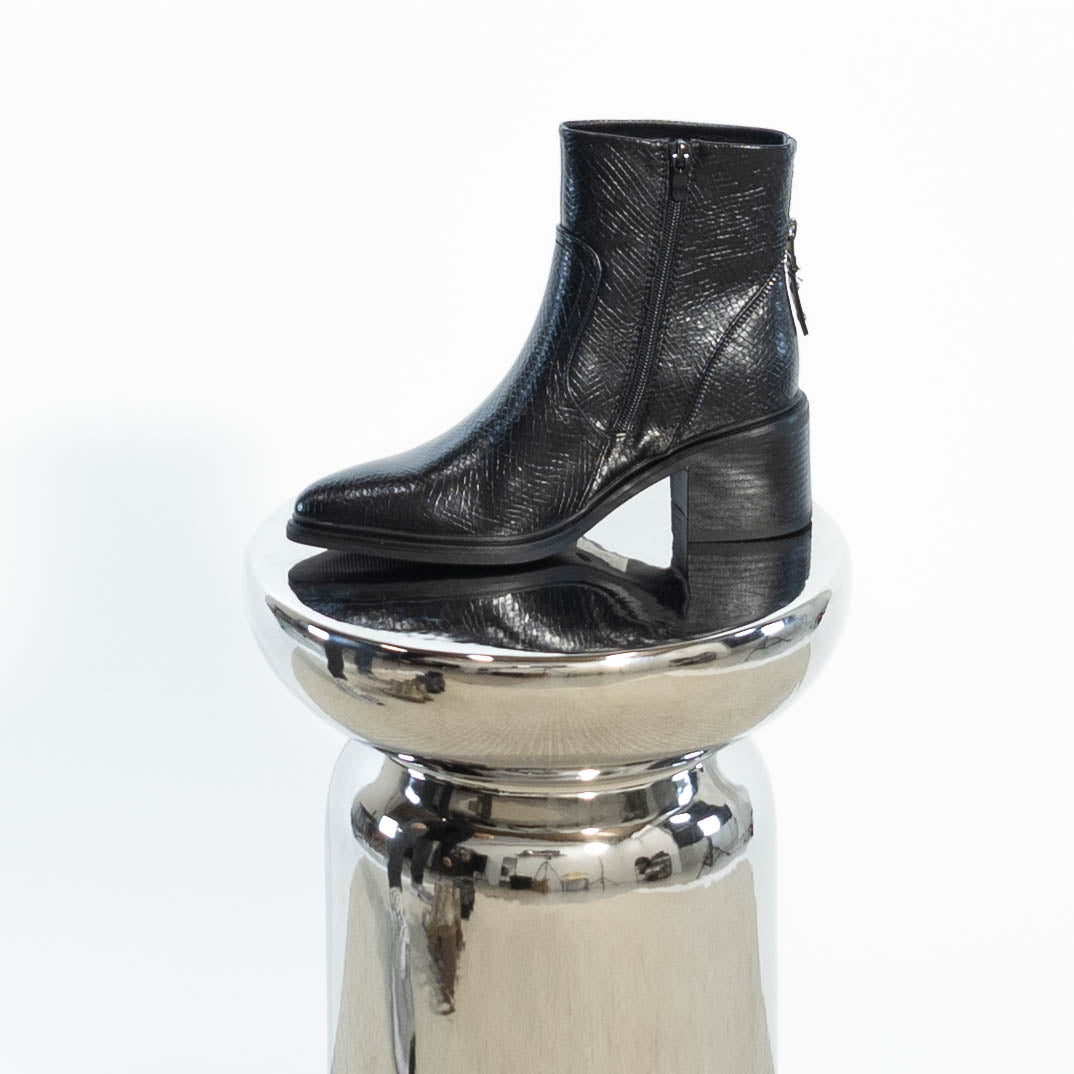 Dagmar slangeskinds støvle, Sort