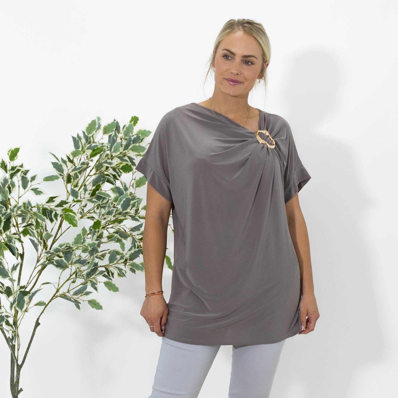 Elena overdel m. broche, Taupe