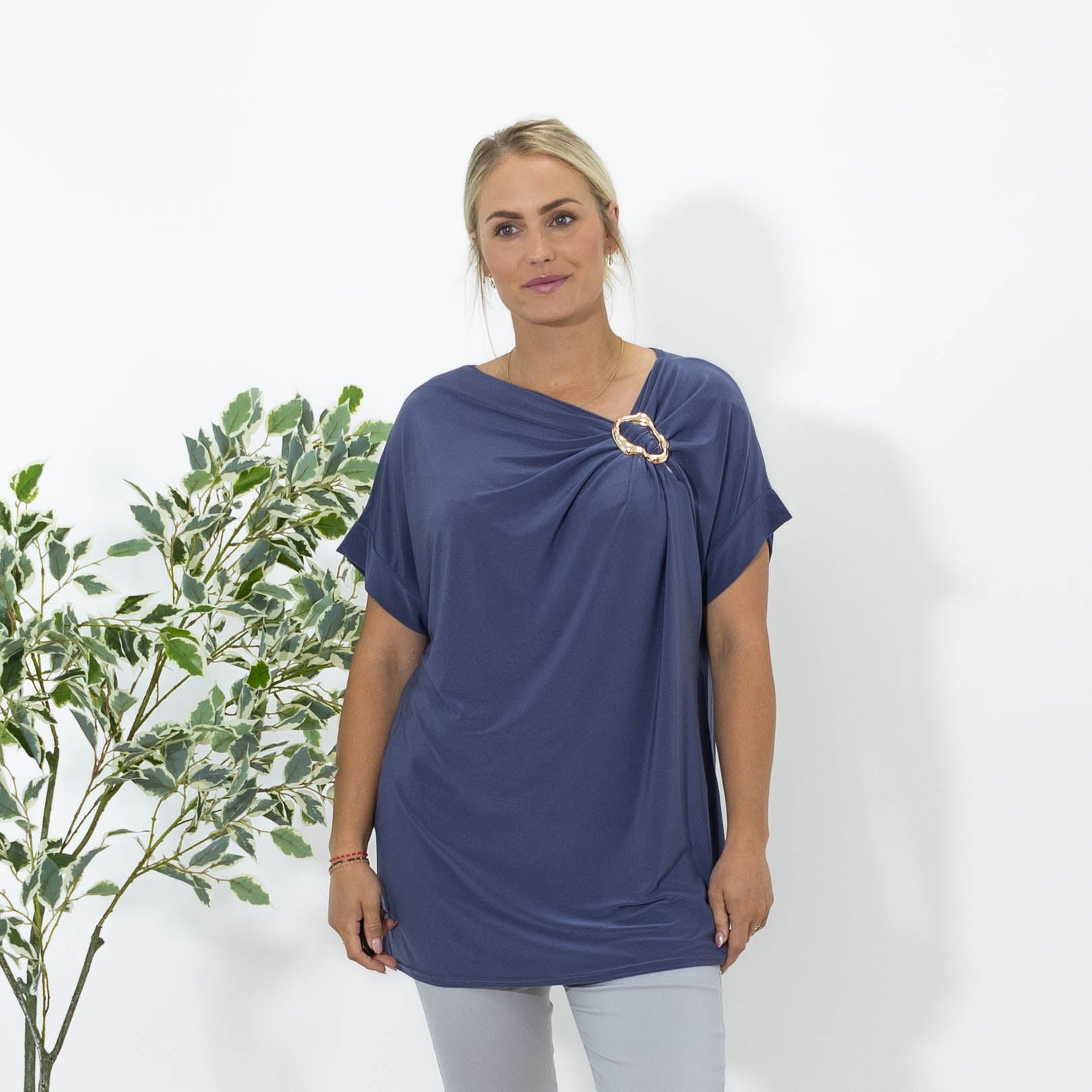 Elena overdel m. broche, Indigo blå