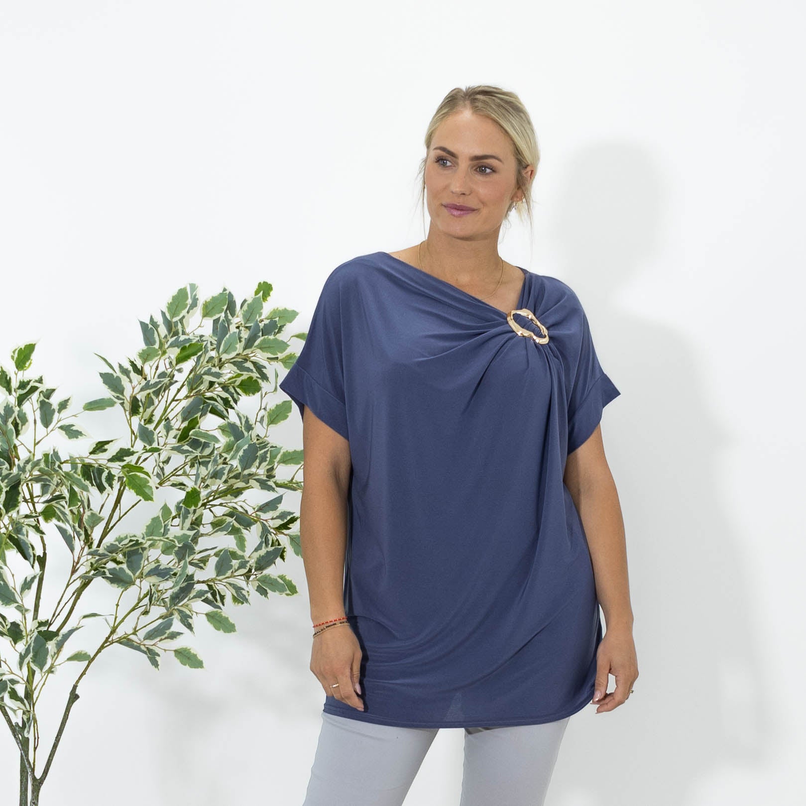 Elena overdel m. broche, Indigo blå