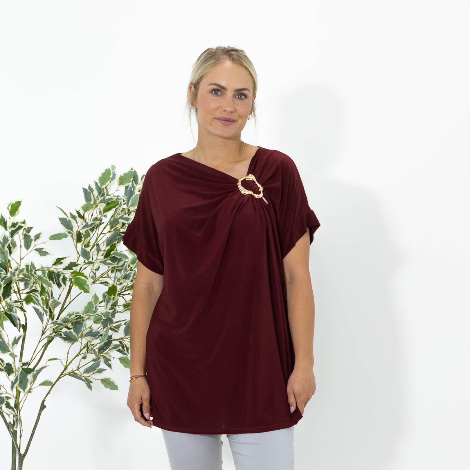 Elena overdel m. broche, Bordeaux