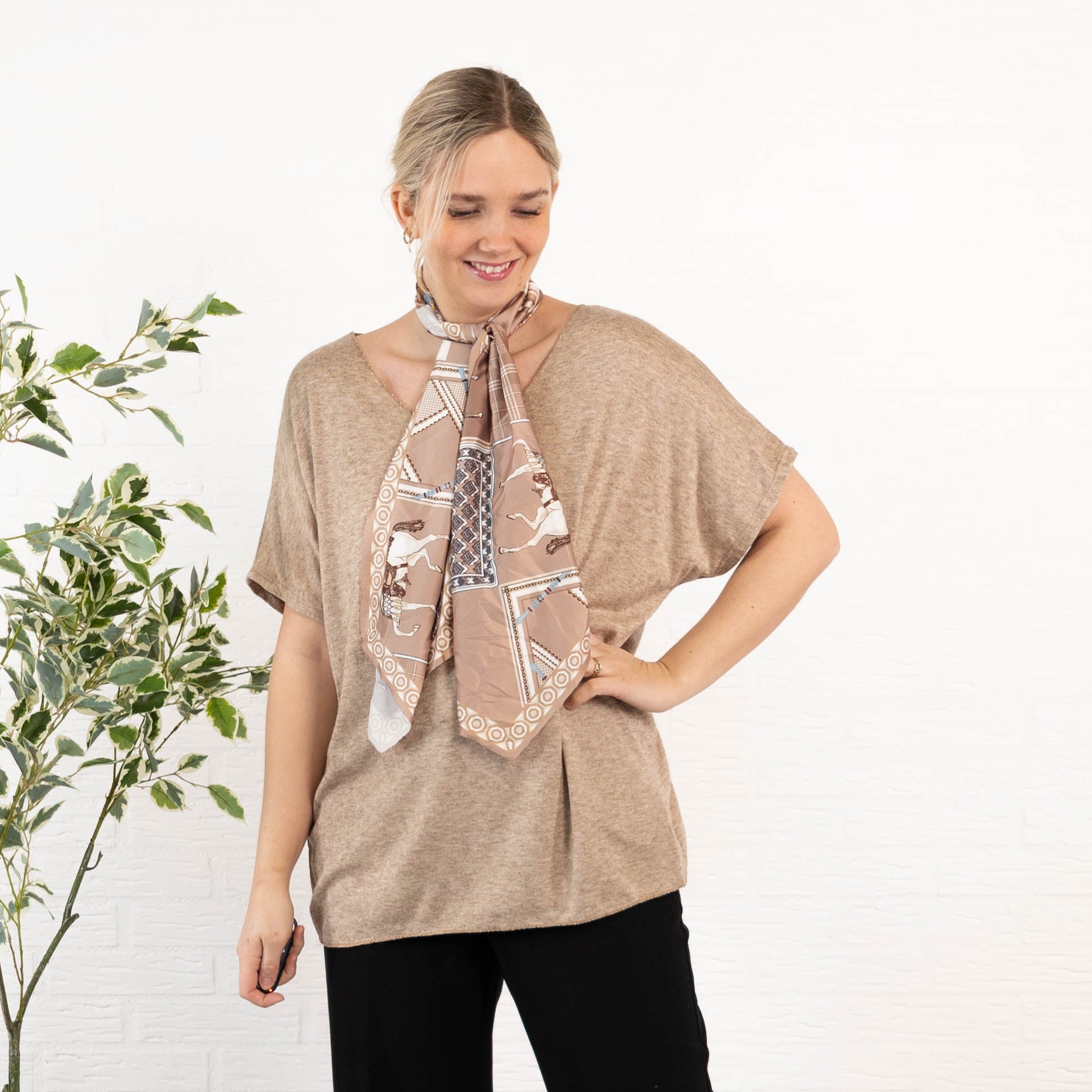 Scarlet strik, Taupe