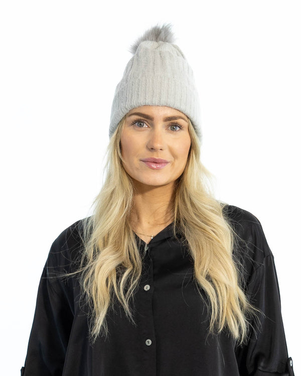 Ulla ribstrikket hue, Grå