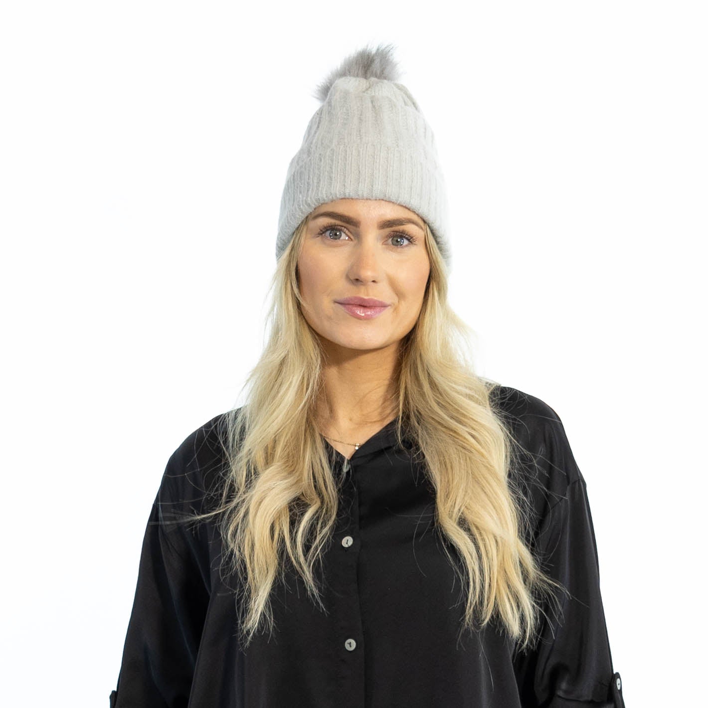 Ulla ribstrikket hue, Grå