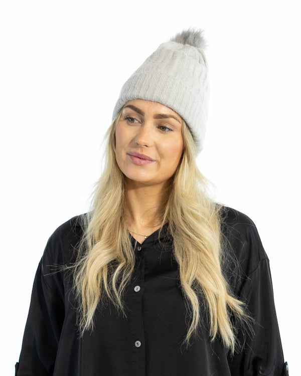 Ulla ribstrikket hue, Grå