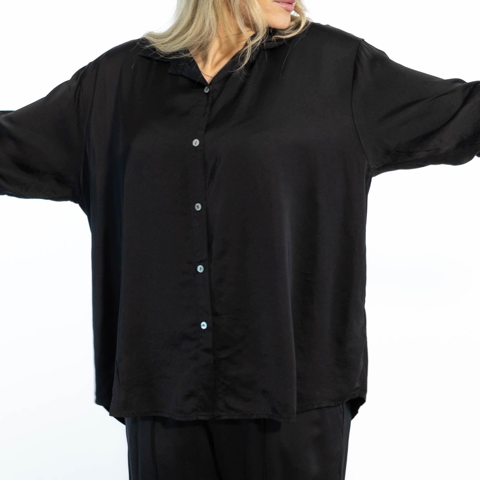 Mabel satin bluse, Sort