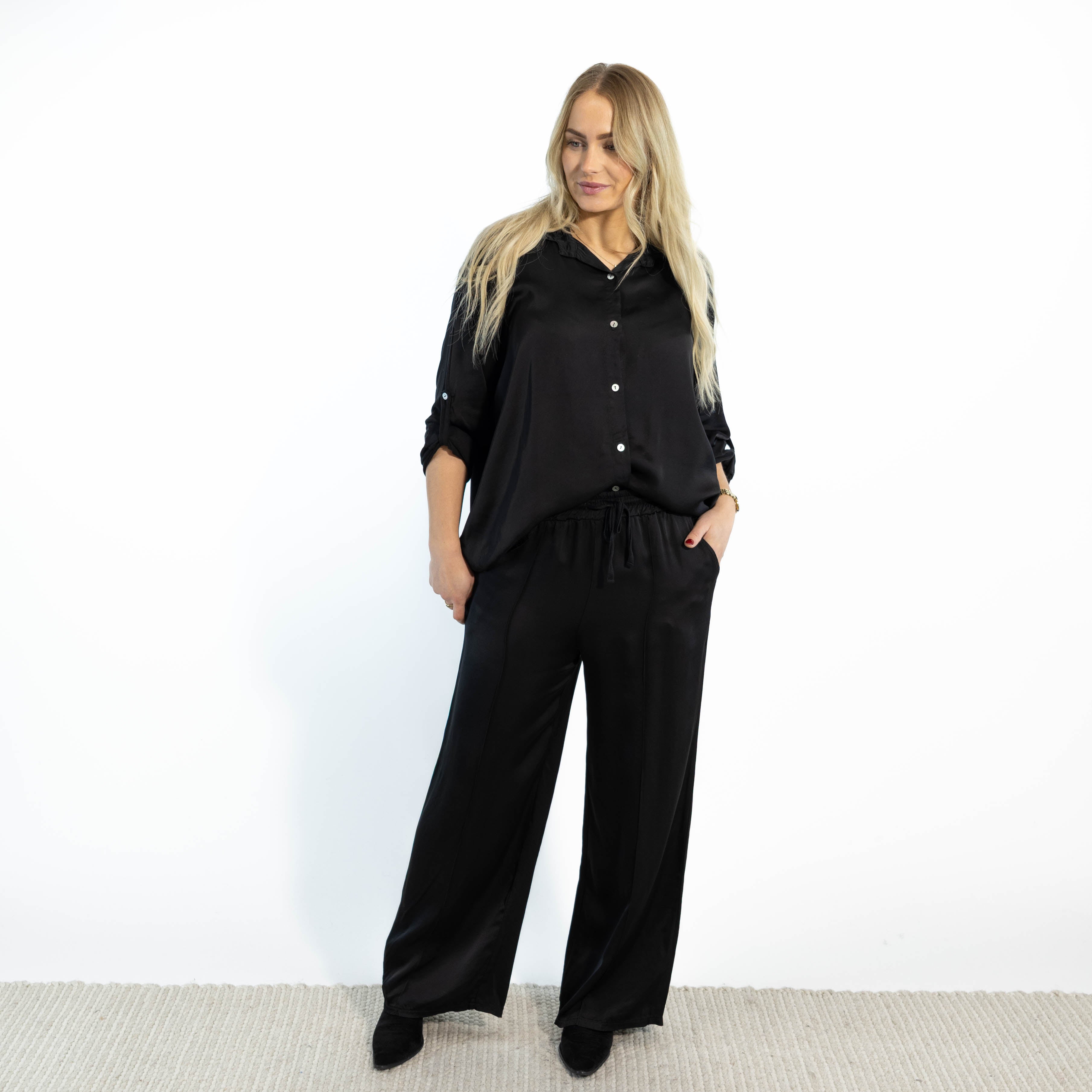 Amanda bredbenet bukser, Sort