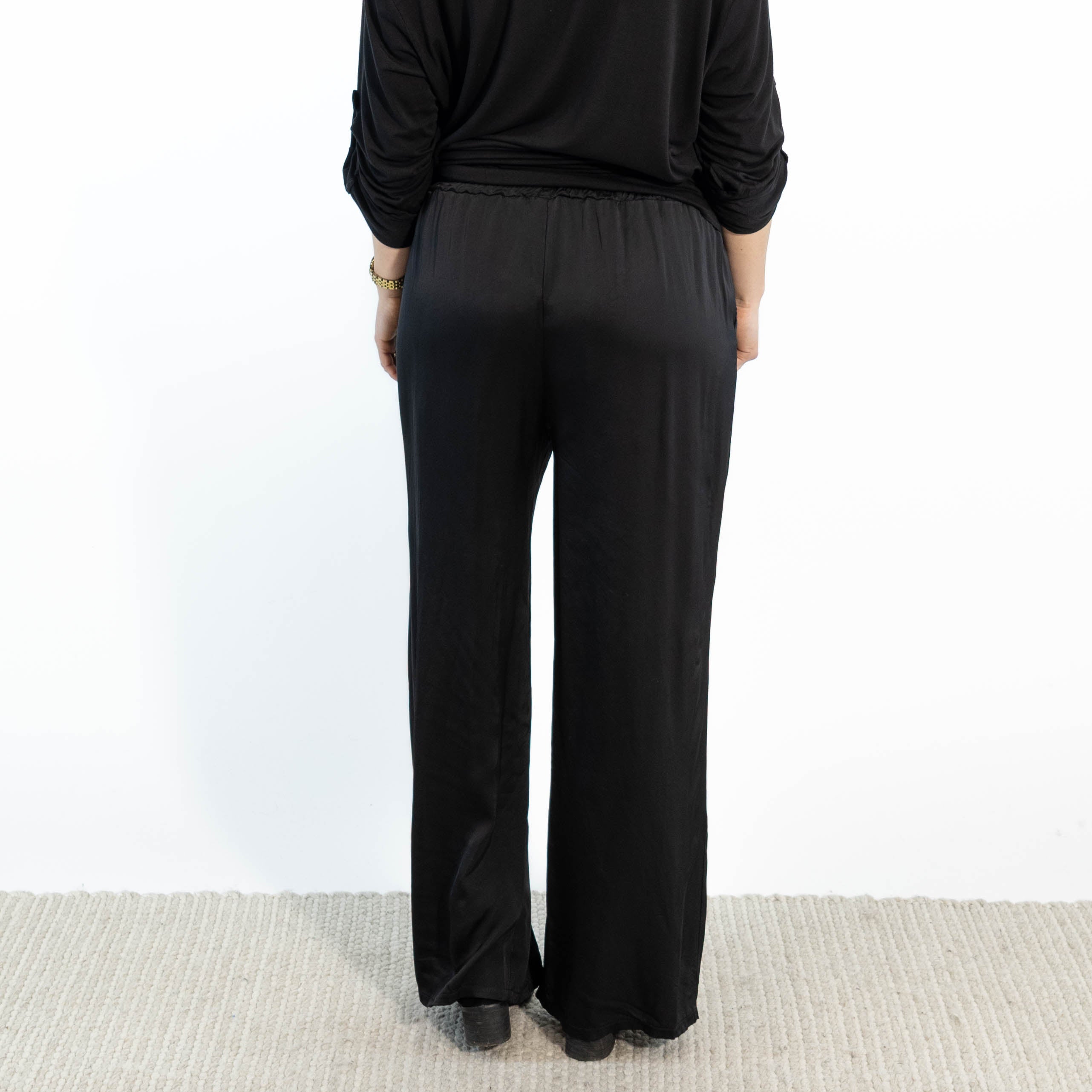 Amanda bredbenet bukser, Sort