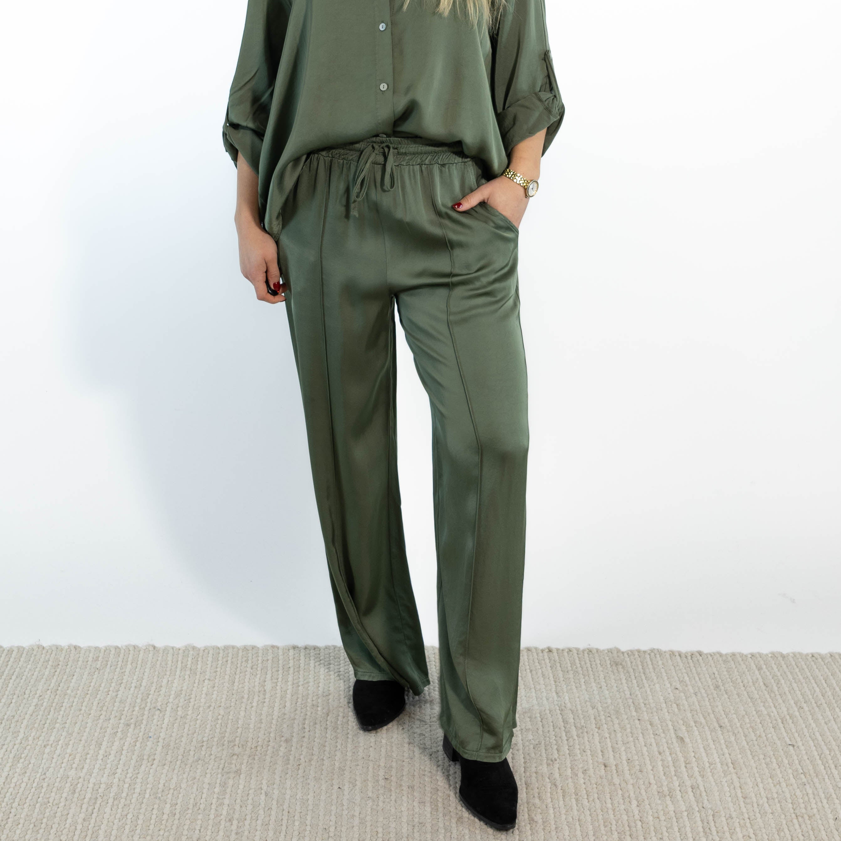 Amanda bredbenet bukser, Khaki