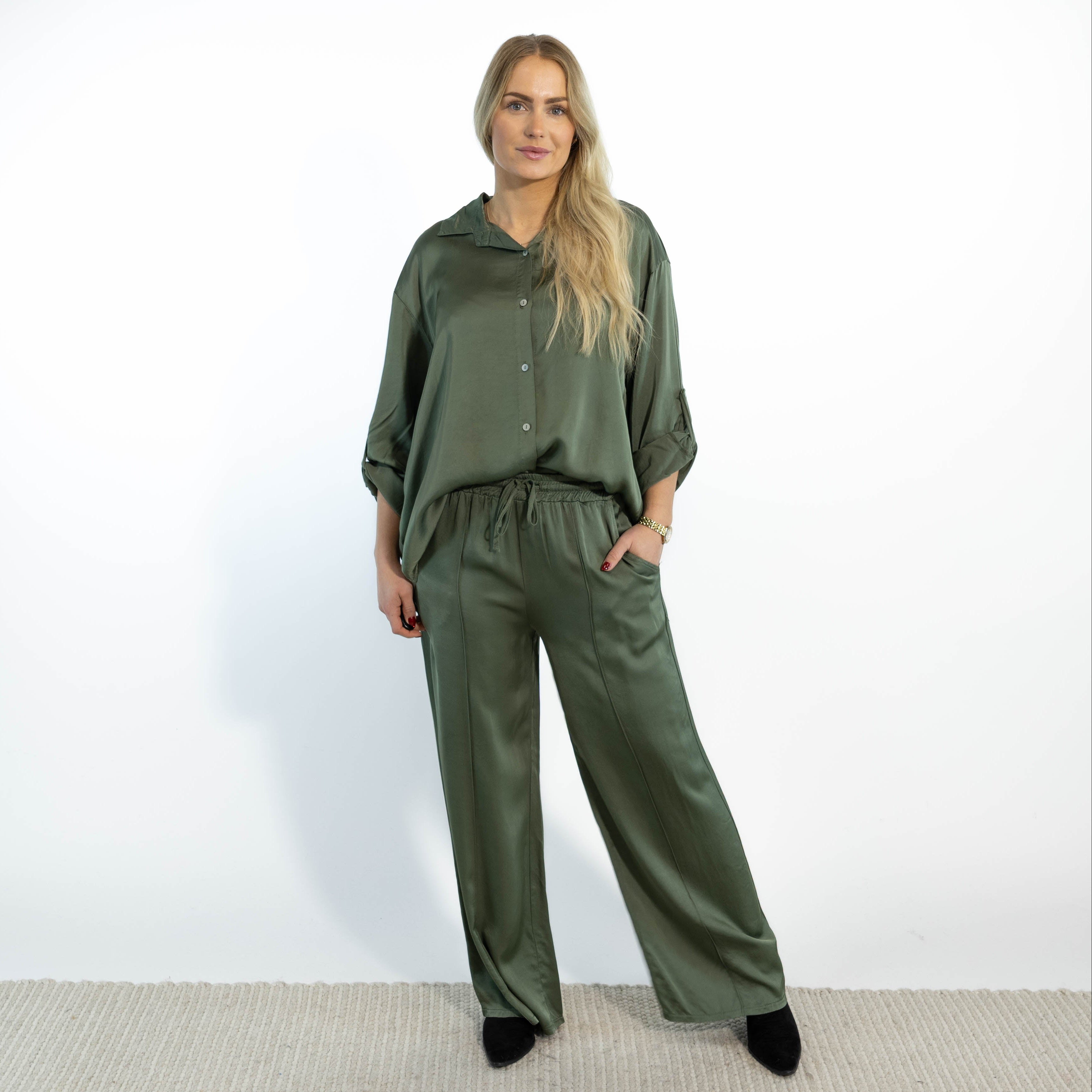 Amanda bredbenet bukser, Khaki