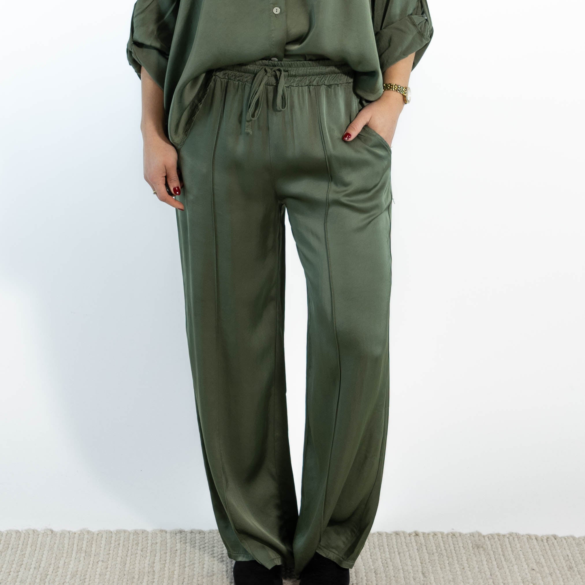 Amanda bredbenet bukser, Khaki