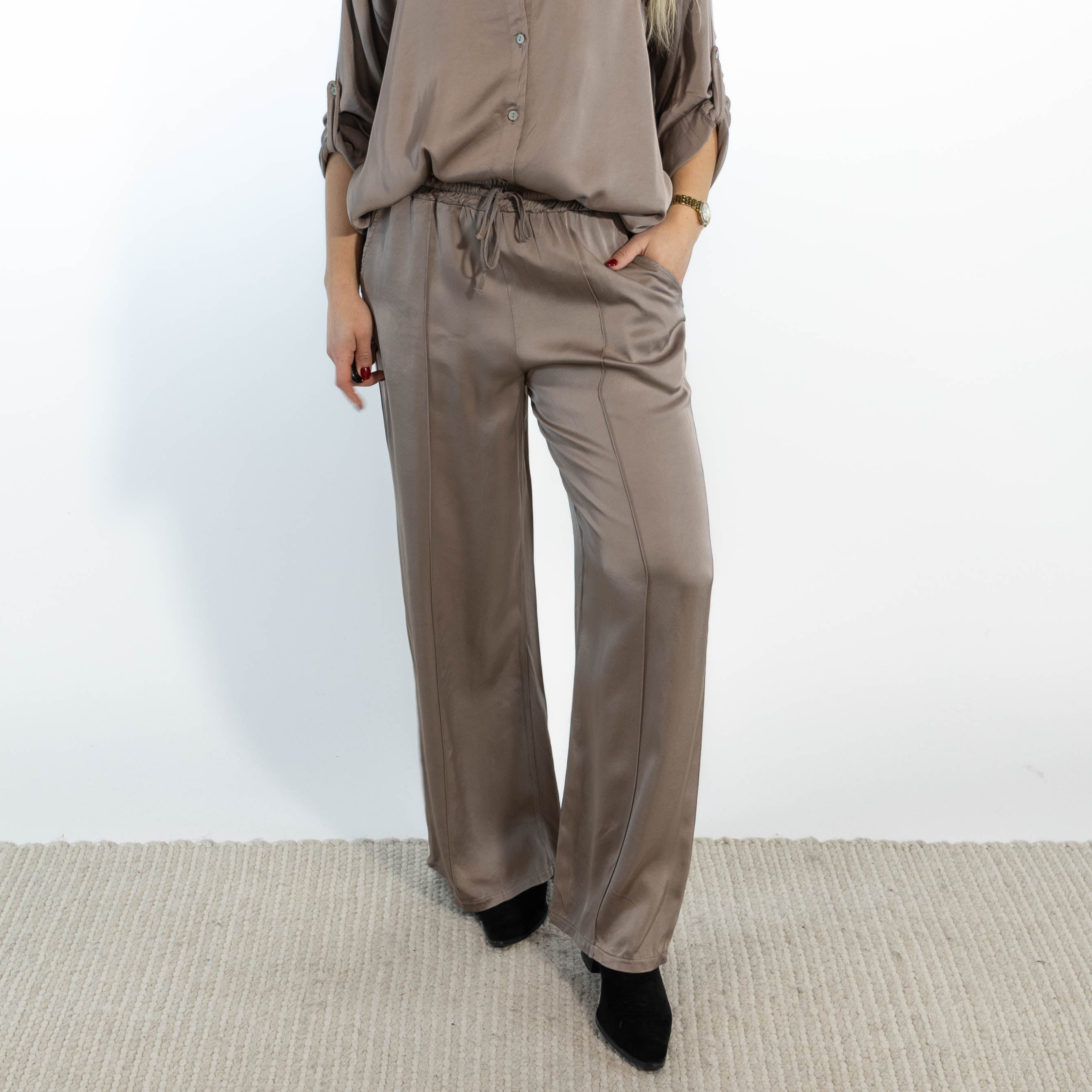 Amanda bredbenet bukser, Taupe